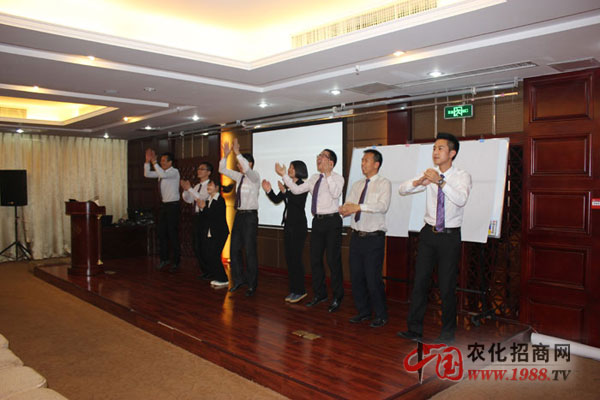 助教激情高昂的鼓掌列隊歡迎我們