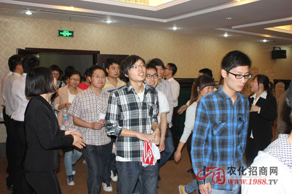 興高采烈地入場(chǎng)