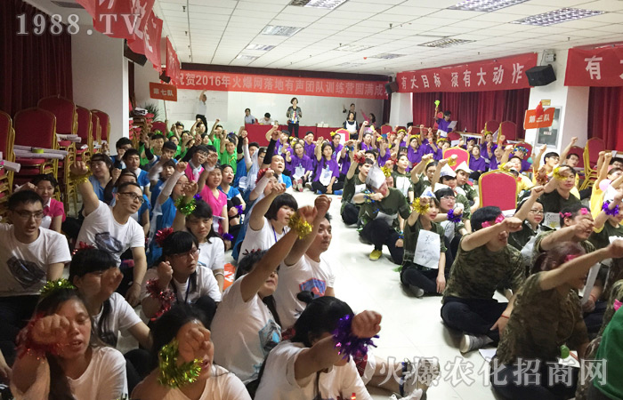 �𱬣�һ��(g��)�L(zh��ng)��ĈF(tu��n)�(du��)��