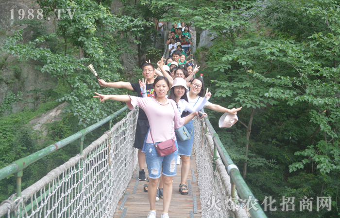 �ഺ�oη��һ·ǰ�У��ڵ�ɽ��Ҋ�C��һ�ӵ��Լ���