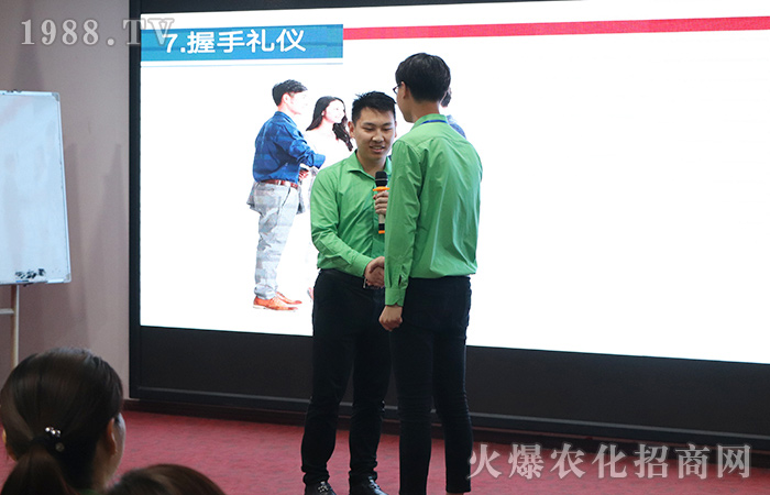 ׌�Y�x����ÿ��(g��)��(x��)��(ji��)�����݃�(y��u)���^һ����