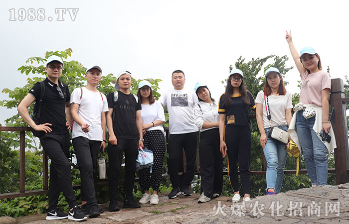 ��������ꖣ���һ�ӵľ�����һ�ӵ�ɽ����һ�ӵļtɫ֮����