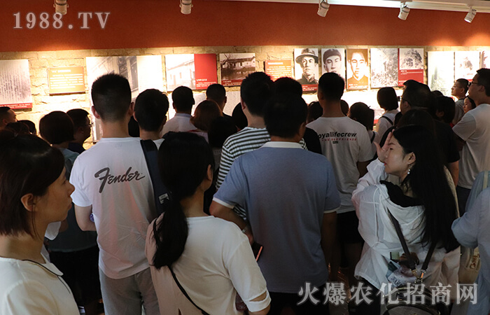 �������������һ�ӵľ�����һ�ӵ�ɽ����һ�ӵļtɫ֮����