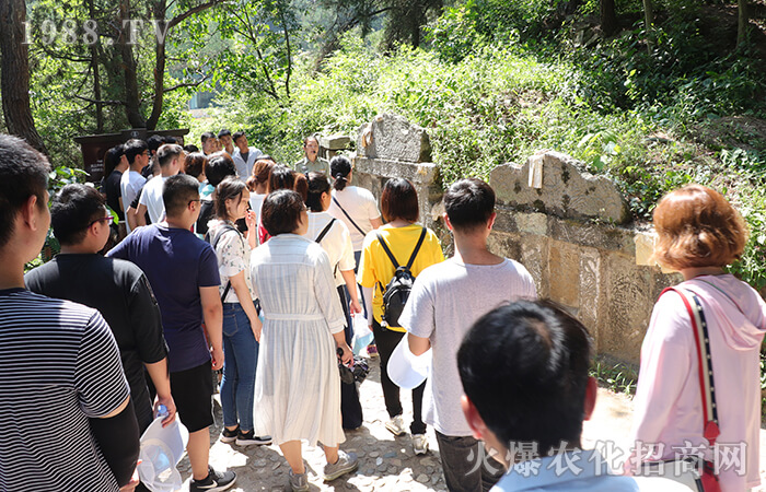 ����u��ɽ�tɫ֮�ã��������ң��¸�ǰ�У�