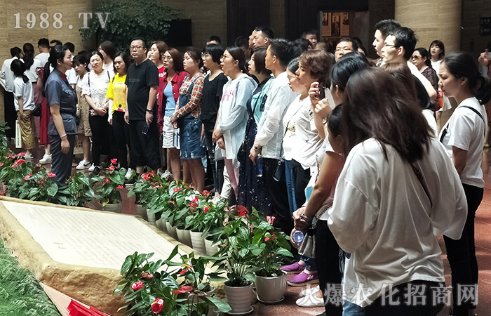 ��ꖼtɫ֮�ã���η�D��������ֱǰ��