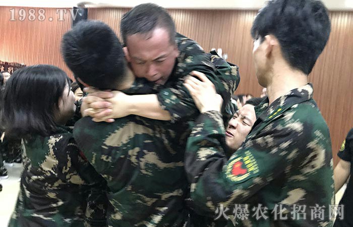 紅旗，共克時(shí)艱！精神之渠，永不斷流！