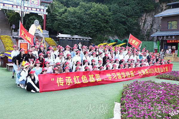 һ���ˣ�һ�l����һ��(g��)������һ��ǰ�M(j��n)��