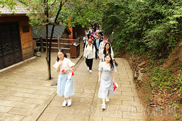 �](m��i)�е����˵�ɽ�