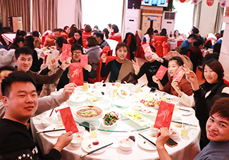 �𱬼���һ���2018���ψA�M��̖(h��o)����ͬӭ��2019�ĵ�����