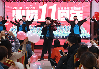 ��Խ�Լ�������衶ӭ���L(f��ng)������(l��)�҂��ɞ��Լ���Ӣ����