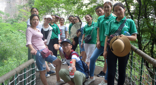 生活的樂趣在于追求，在一起活出不一樣的青春。