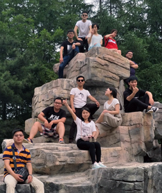 云山疊翠，火爆家人合影留念