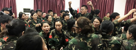 人生路，堅持方能成功，困難途中，攜手便是天堂！