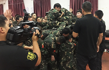 為勝利，無路，我們愿搭人肉梯！