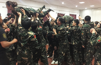 只有頑強拼搏，才能超越自我！