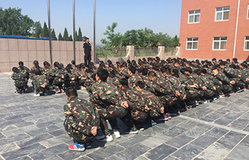 驕陽似火巋然不動，這才是火爆人的堅毅！