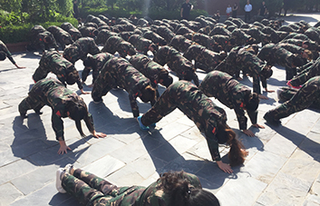 俯臥撐懲罰，全體人員為犯錯學(xué)員買單！