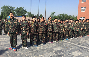 軍訓(xùn)現(xiàn)場，教官逐個檢查軍姿標(biāo)準(zhǔn)！