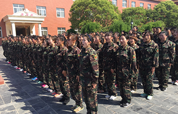 英姿颯爽，沒有矯揉造作，只有堅強！