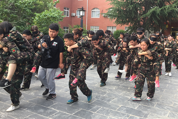 經(jīng)歷艱苦和磨難，體驗親情、友情的珍貴！