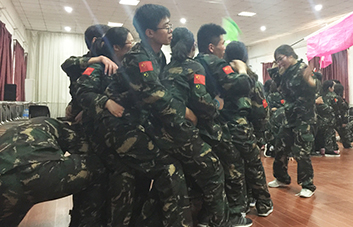 凝聚產(chǎn)生力量，團結(jié)誕生希望！