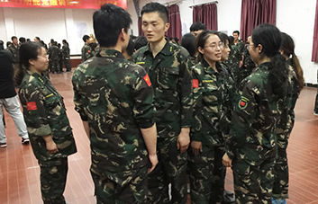 善于發(fā)現(xiàn)身邊世界的美，不吝嗇對別人的贊美！