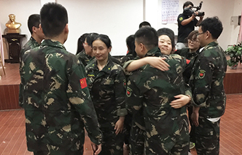 人生不易，要學(xué)會贊美他人！