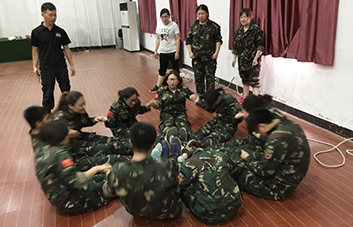 馳騁賽場，爭分奪秒，這是現(xiàn)實版的速度與激情！