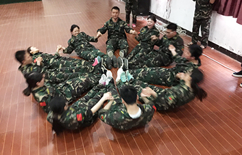 默契配合、高效協(xié)作，把不可能變?yōu)榭赡埽? />
                <p>默契配合、高效協(xié)作，把不可能變?yōu)榭赡埽?/p>
            </li>
            <li>
            	<img src=