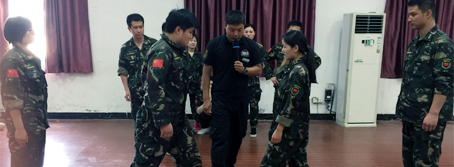 兩眼緊觀敵方手，一心謀劃成功策！