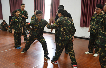 凝心聚力，為榮譽而戰(zhàn)；聚精會神，為集體爭光！