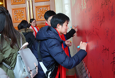 �t̺������10�꣬��ĸ�����������y����˲�g��